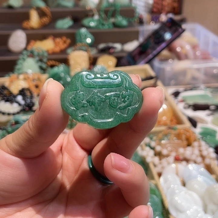 石英质玉未镶嵌颈饰