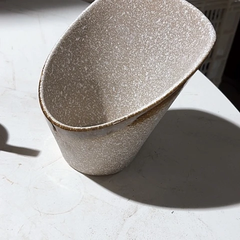 微瑕， 不能明火，口径15高度7异形碗