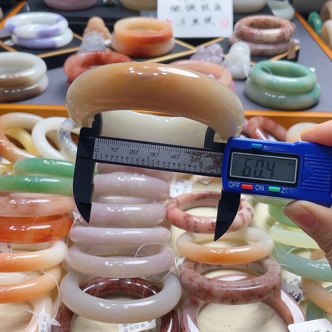 未镶嵌手镯石英岩玉