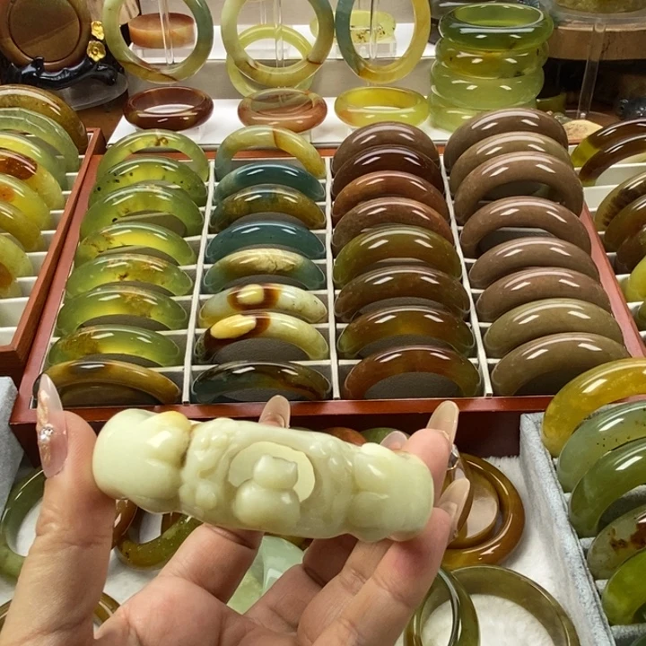 蛇纹石玉未镶嵌手镯招财猫58