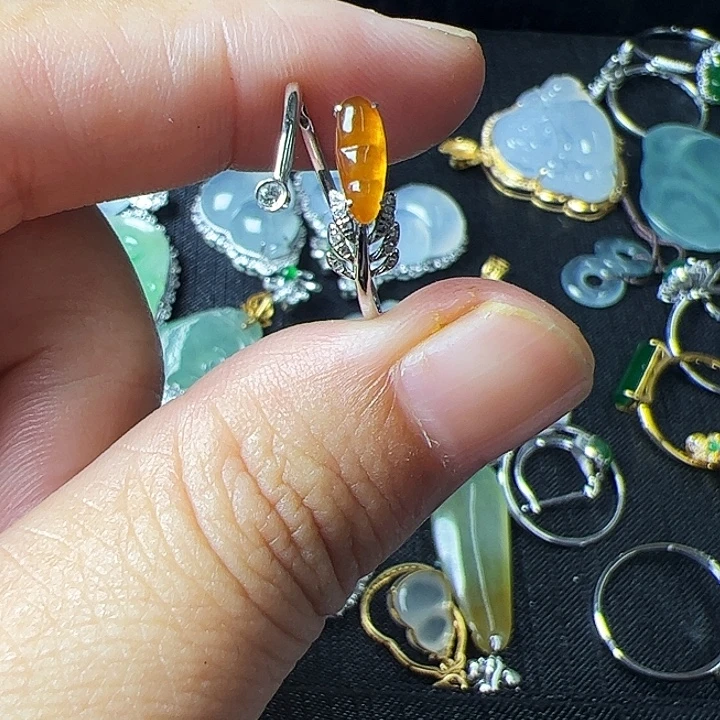 j***y翡翠18K金镶嵌耳饰