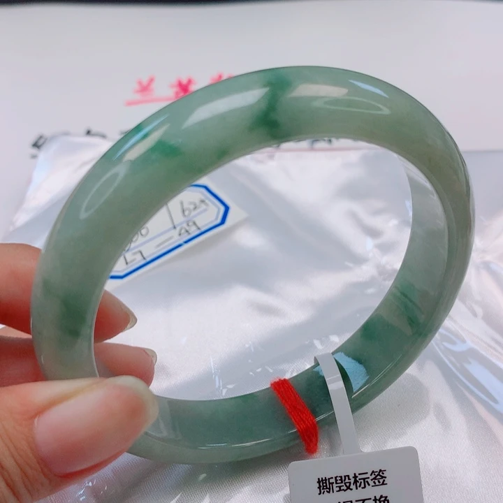静***一翡翠手镯未镶嵌62圈