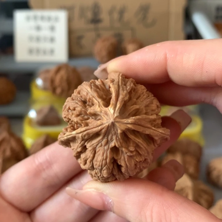 鸿***文玩核桃吊坠异形单只,有瑕疵