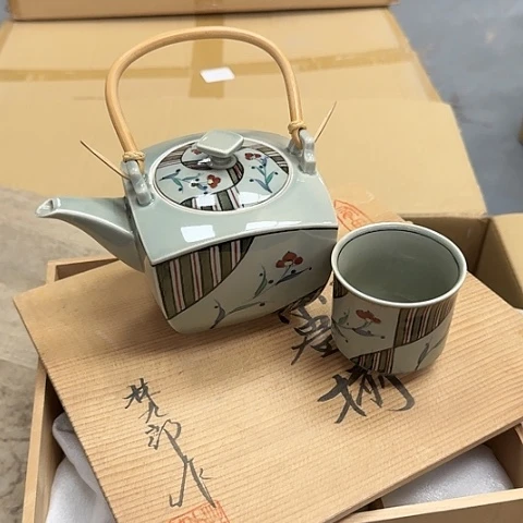 瓷器。瓷器。  瓷器。