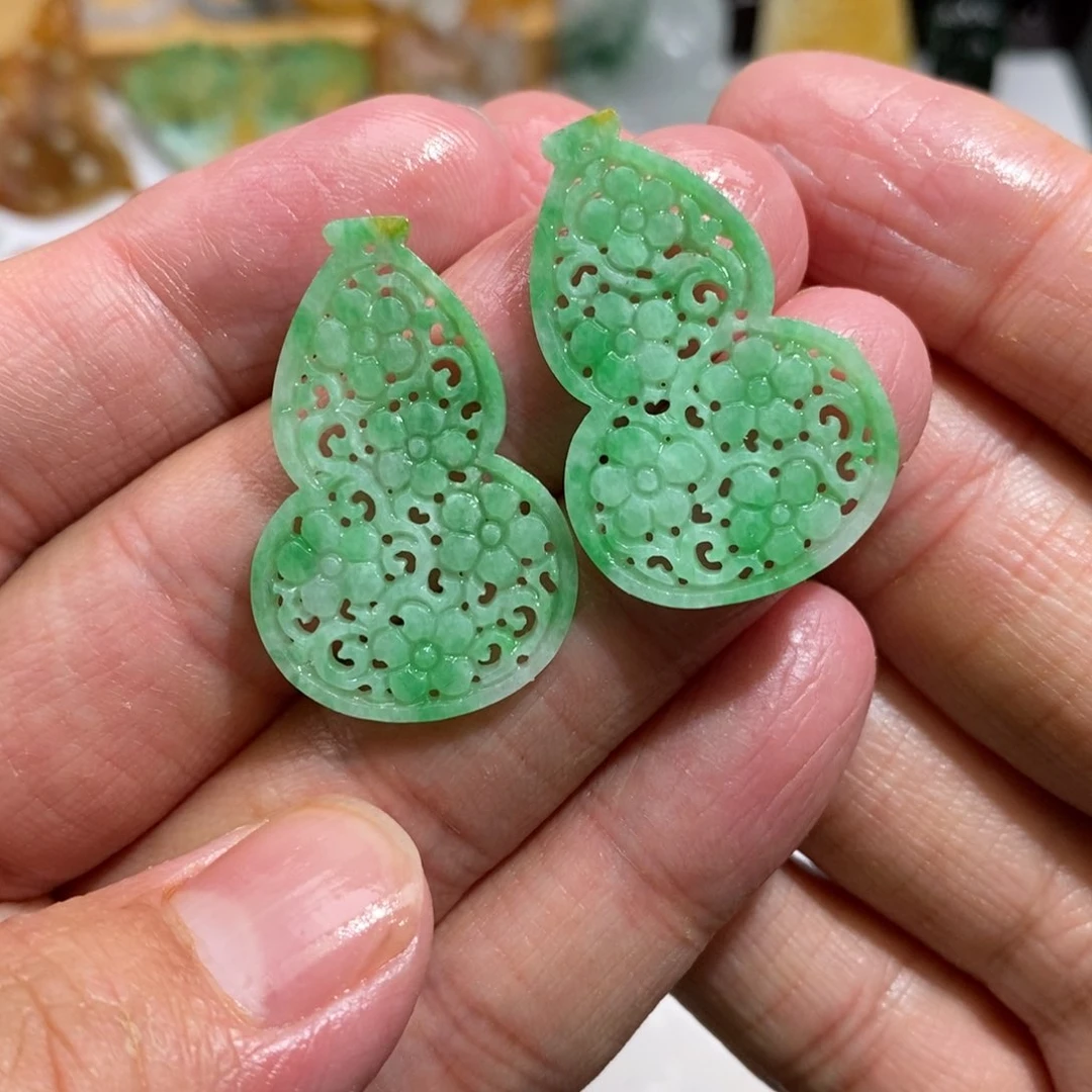 卖***姐定制翡翠未镶嵌耳饰
