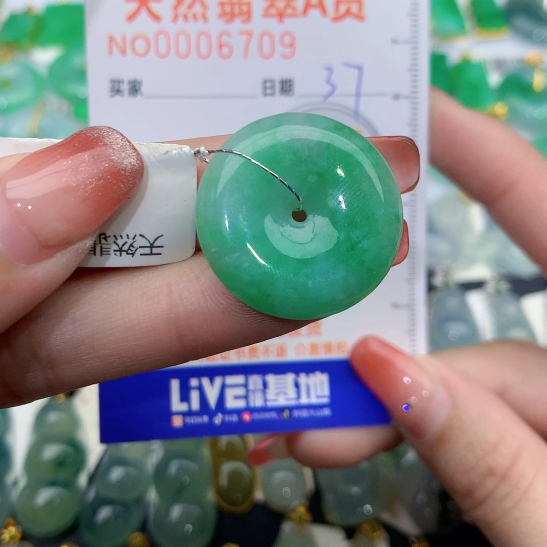 翡翠颈饰未镶嵌大*扣