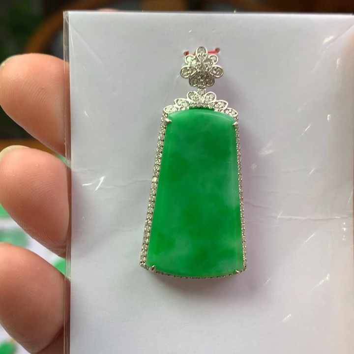 翡翠18K金镶嵌颈饰翡翠吊坠