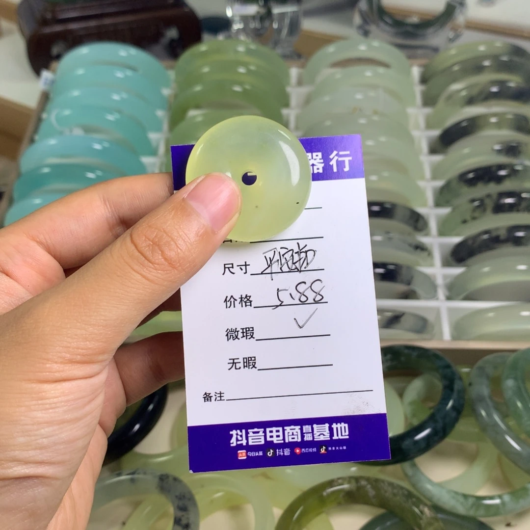 合金蛇纹石玉颈饰普通蛇纹石