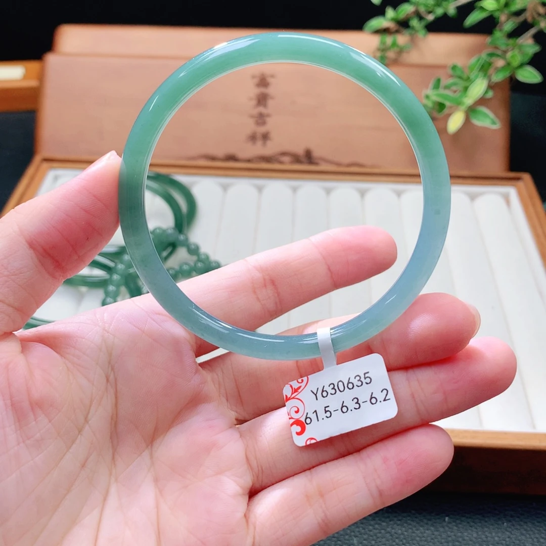 翡翠未镶嵌手镯（圆镯）