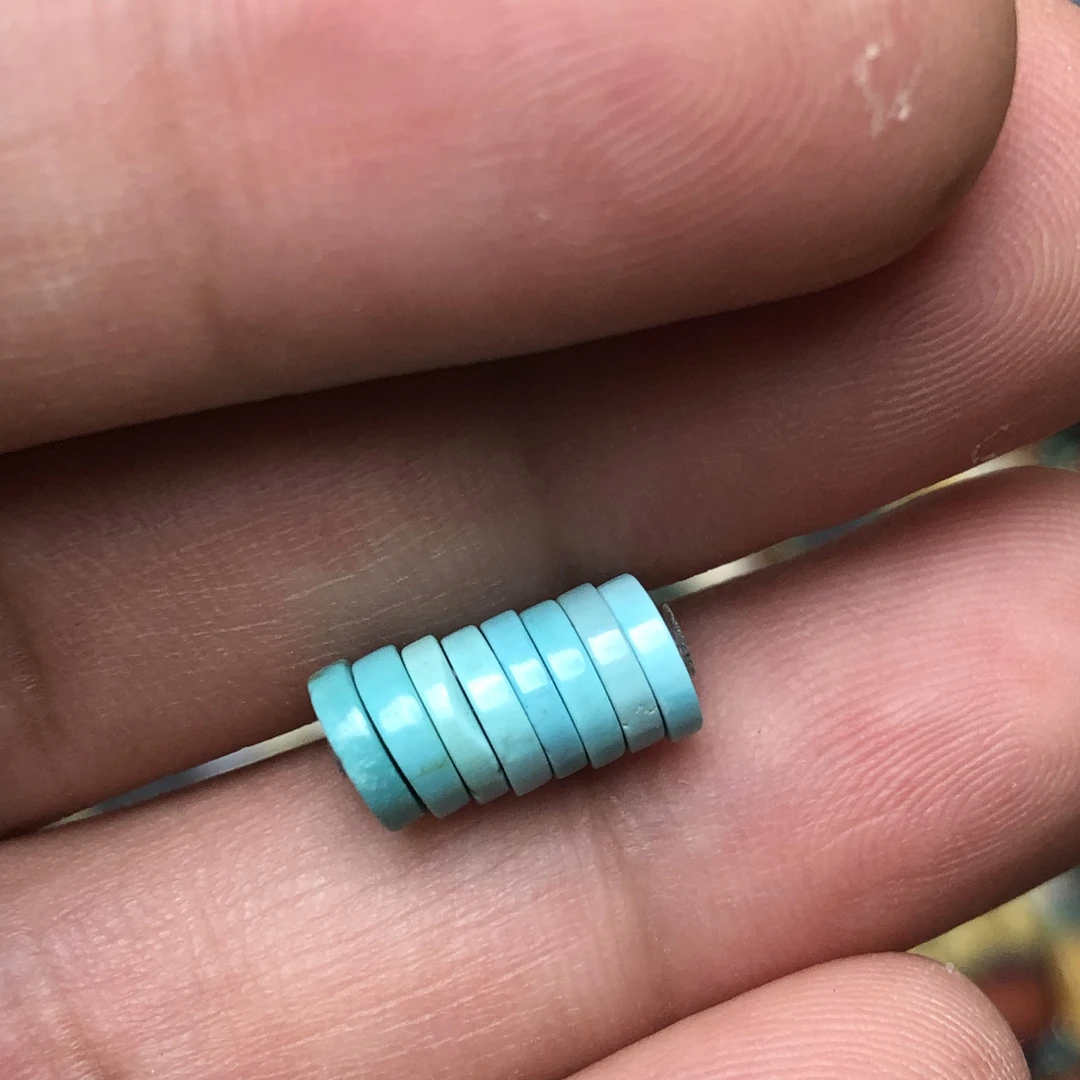 松石隔片，尺寸5.5--6mm左右，会有铁线和色差，多样性发货发一组