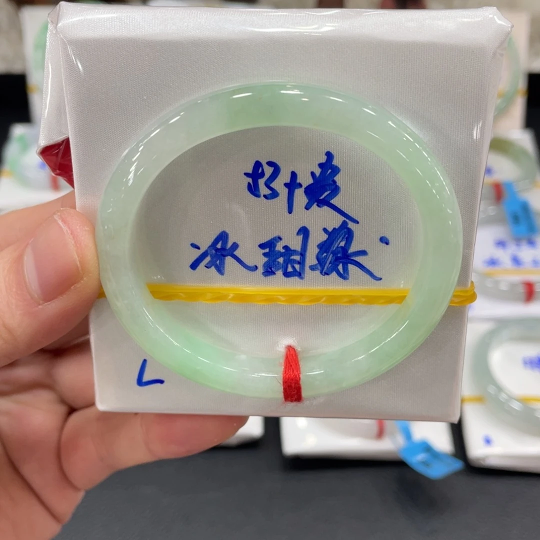 翡翠手镯未镶嵌翡翠