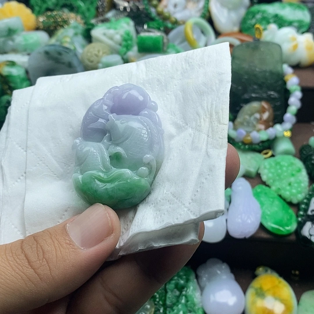 翡翠未镶嵌颈饰鱼