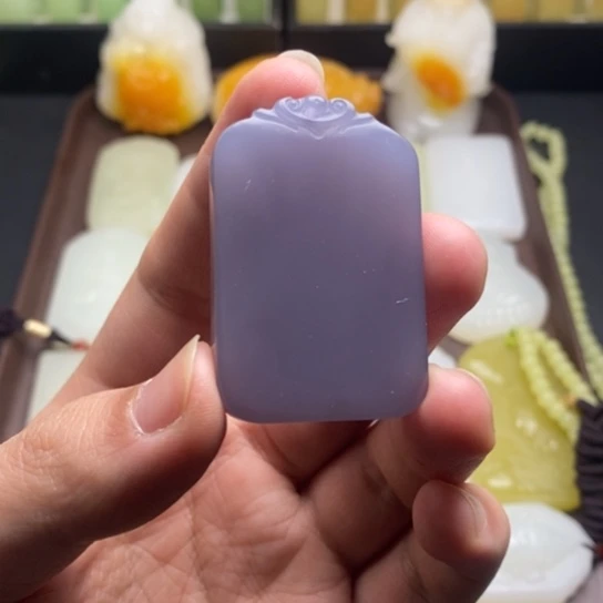 天然精品 烟紫色无事牌吊坠