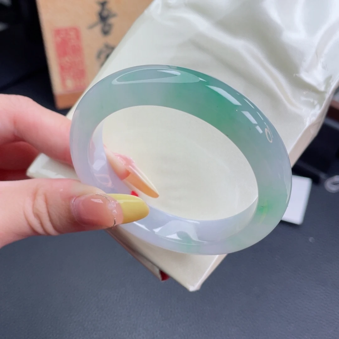 未镶嵌手镯翡翠53.3飘阳绿 水嘟嘟种色俱佳 主播强推34号