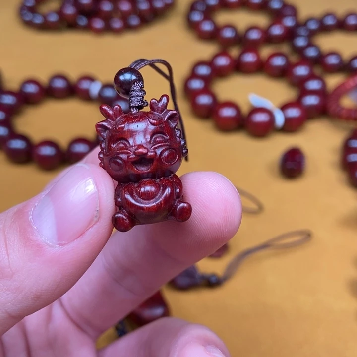 小叶紫檀吊坠小龙人