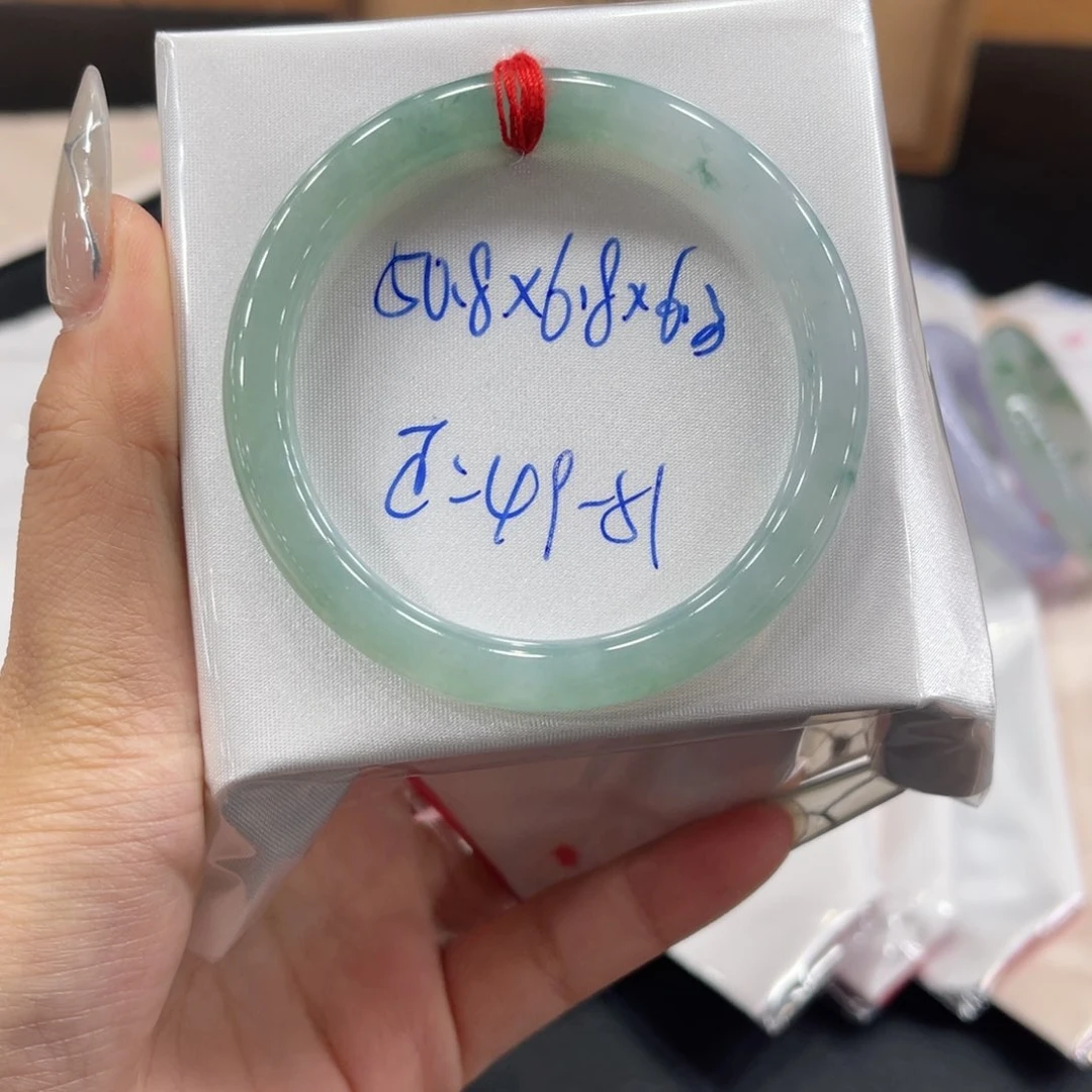 翡翠手镯未镶嵌翡翠