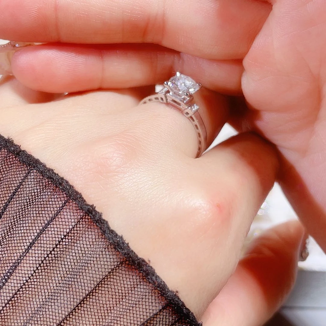 实验室培育钻石18K金镶嵌1.34D-E/SI，15