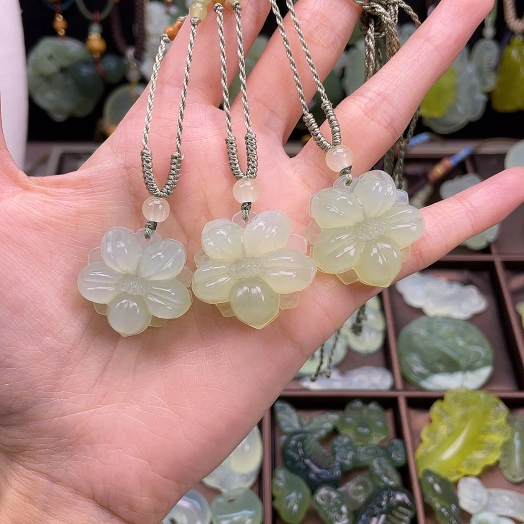 蛇纹石玉未镶嵌颈饰随机发