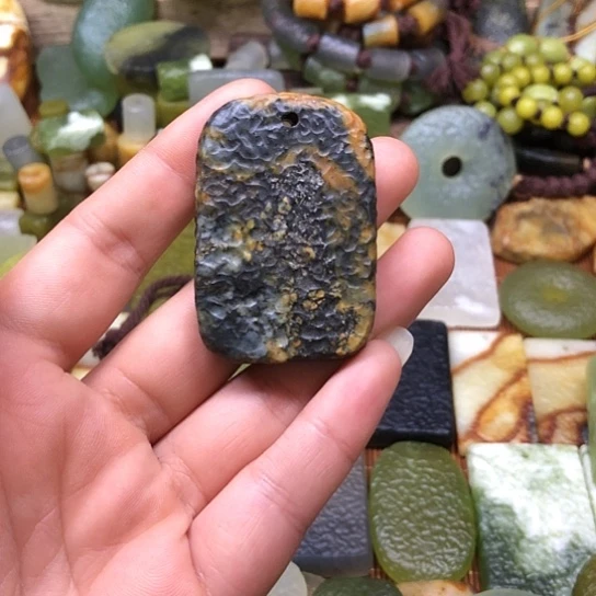 岫玉未镶嵌颈饰岫