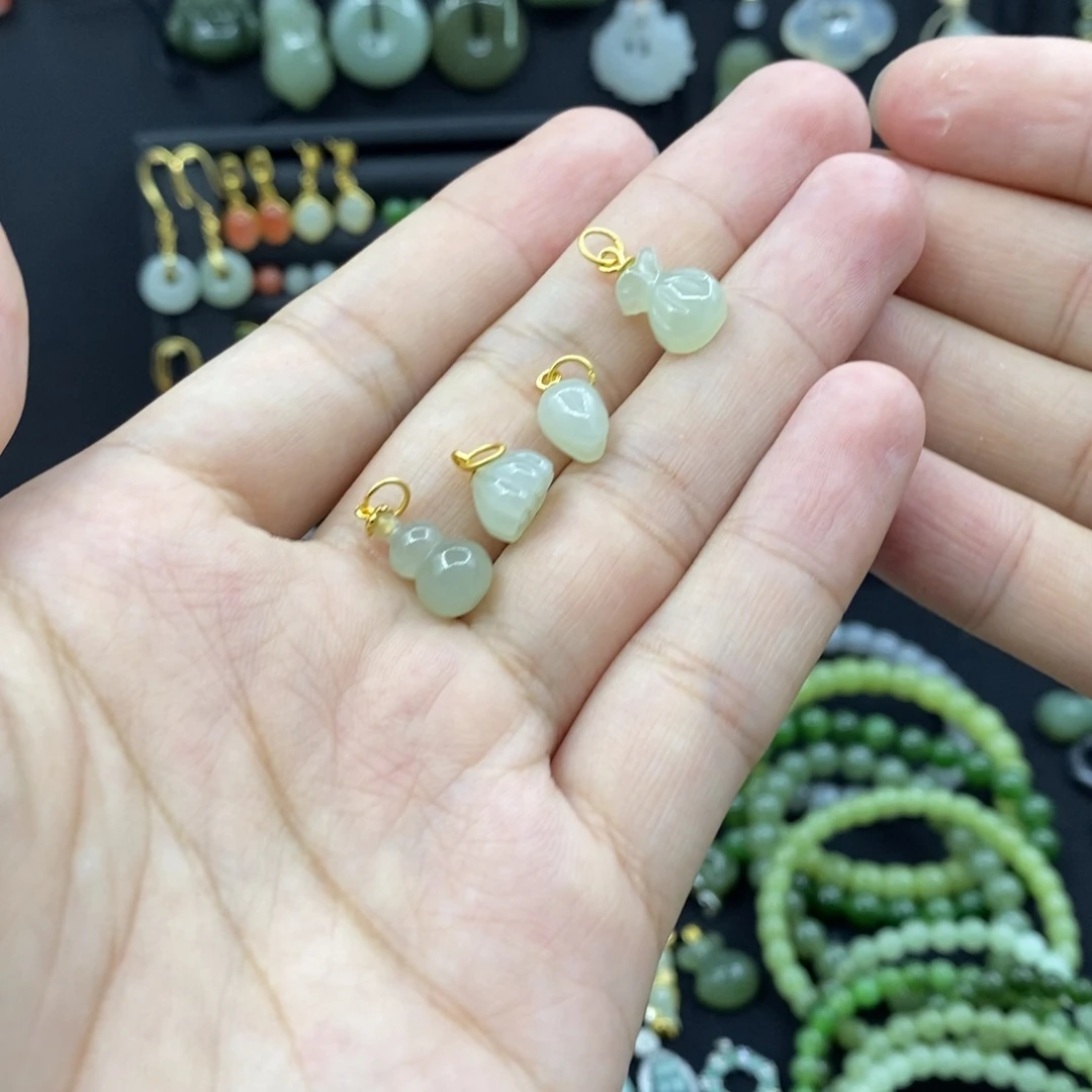 和田玉未镶嵌颈饰诗**方