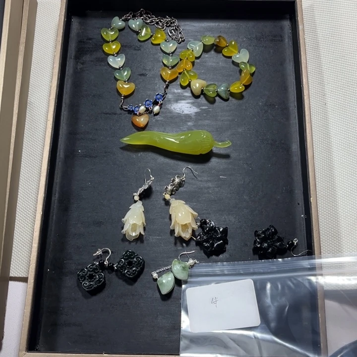 开***心蛇纹石玉合金吊坠