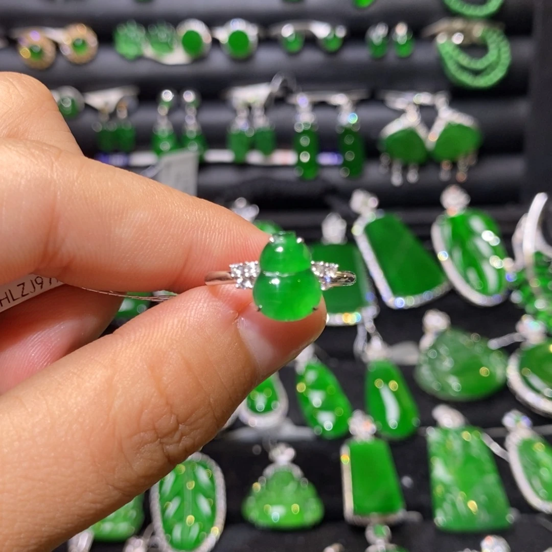 18K金镶嵌戒指翡翠天然翡翠