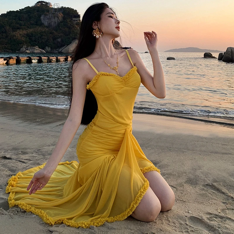 性感辣妹吊带连衣裙女设计感小众花边不规则裙度假海边沙滩裙