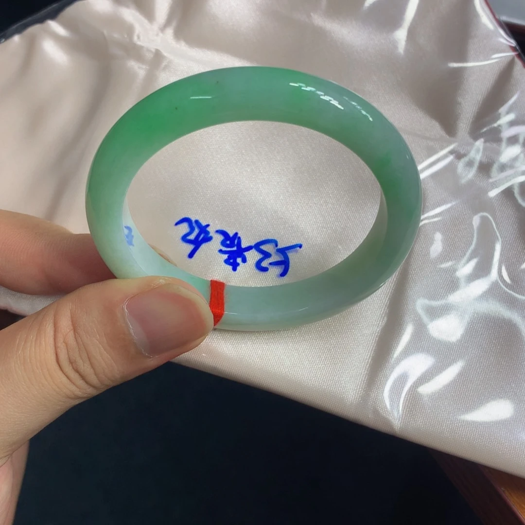 未镶嵌手镯（圆镯）翡翠