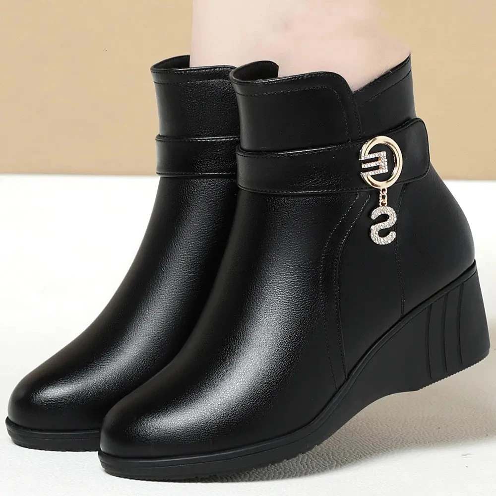 冬季新款妈妈靴子女圆头坡跟短靴棉鞋加绒保暖皮鞋中老年女靴舒适