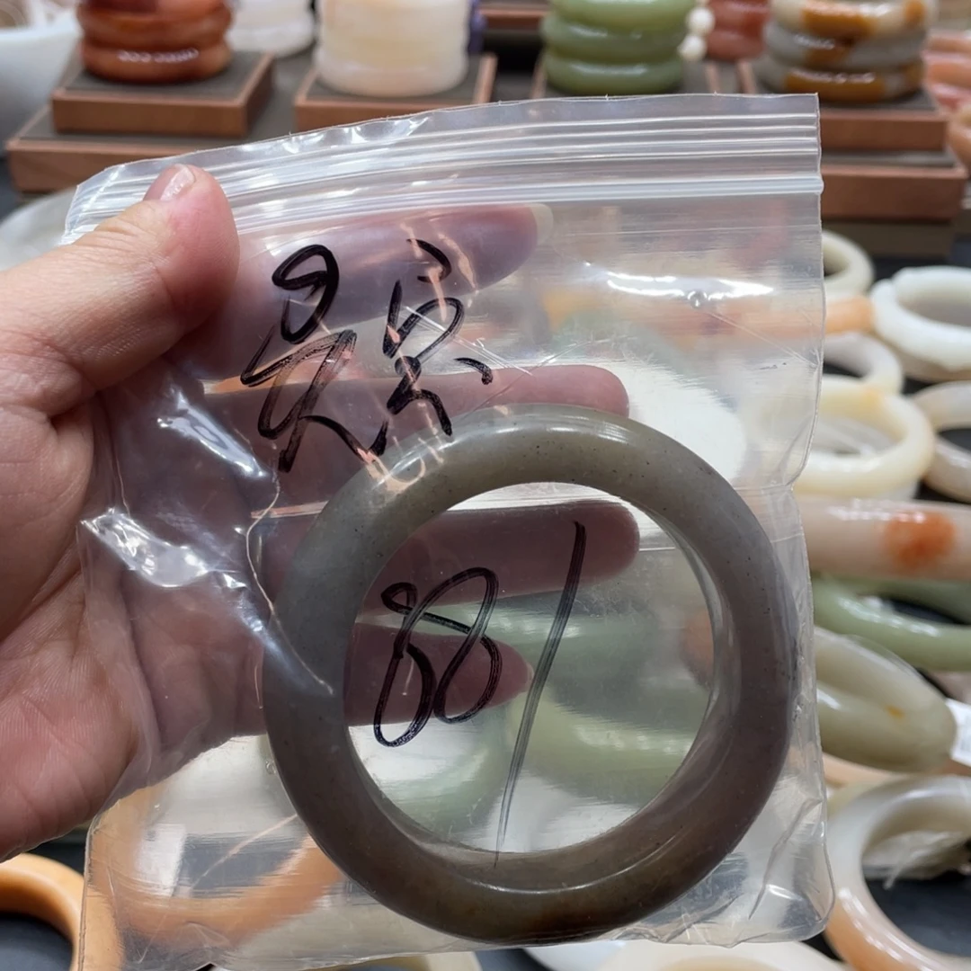 吴***宝未镶嵌手镯石英质玉