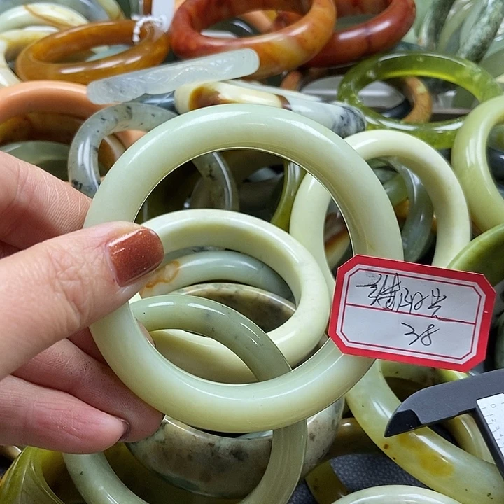蛇纹石玉手镯未镶嵌一**光