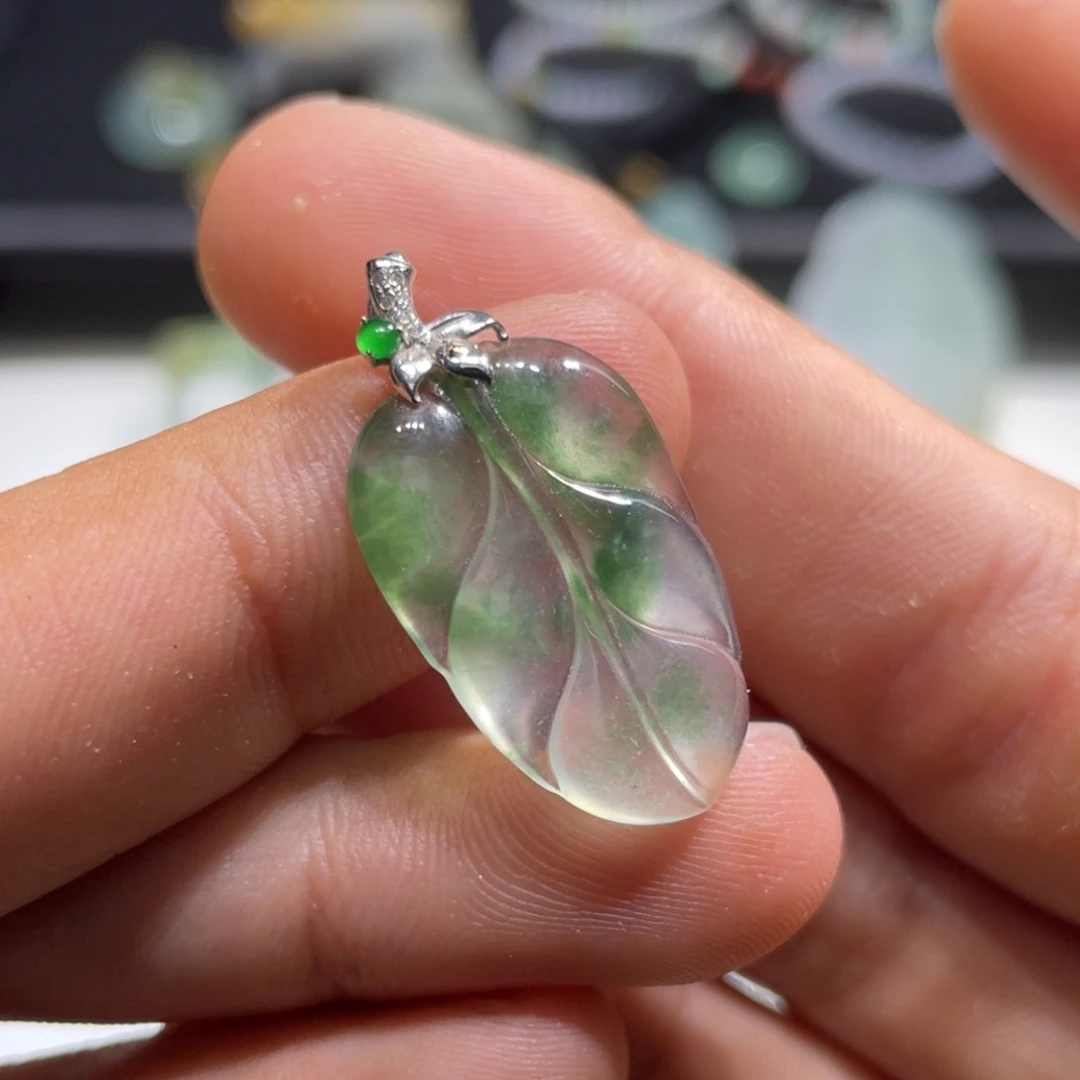 颈饰18K金镶嵌翡翠叶子