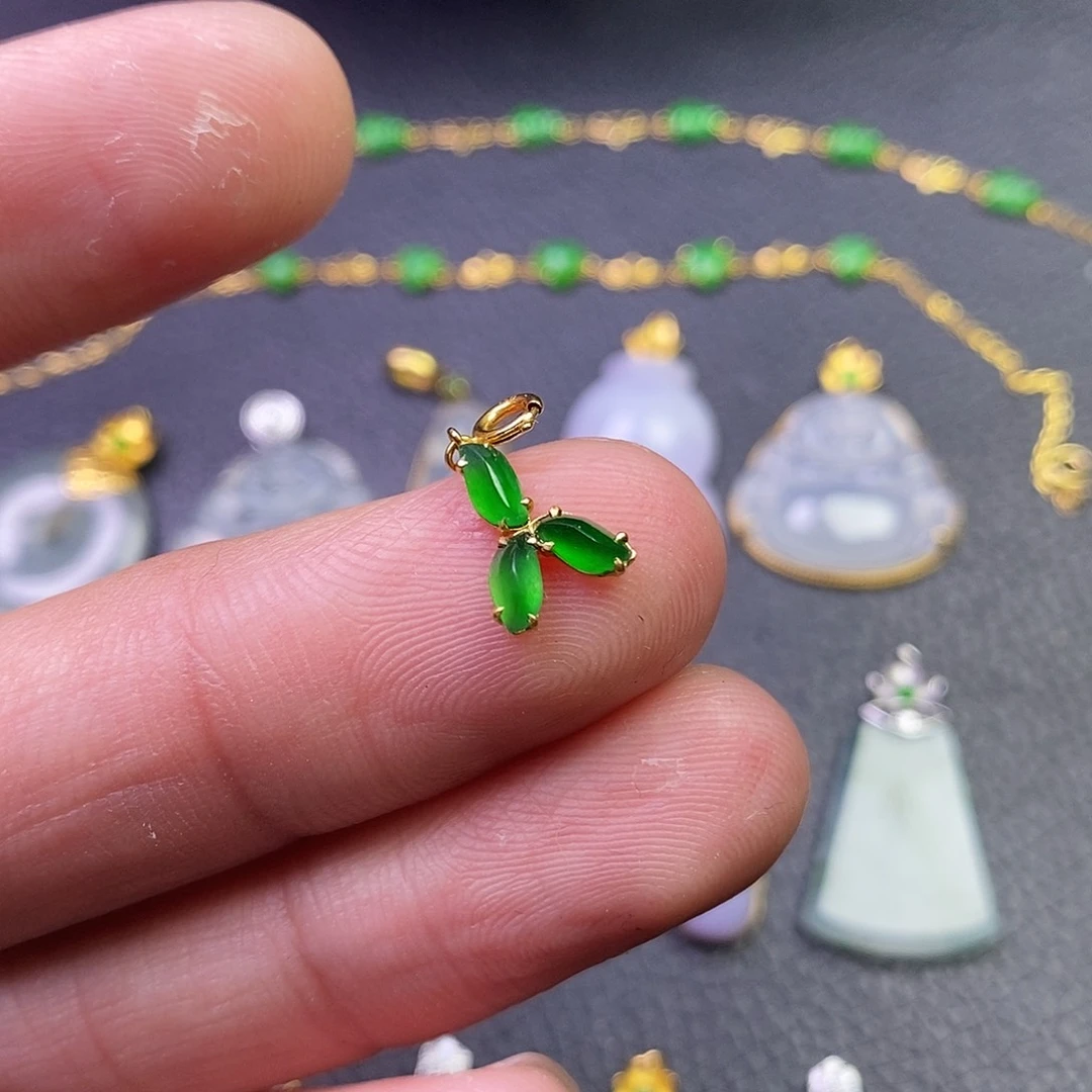 颈饰18K金镶嵌翡翠