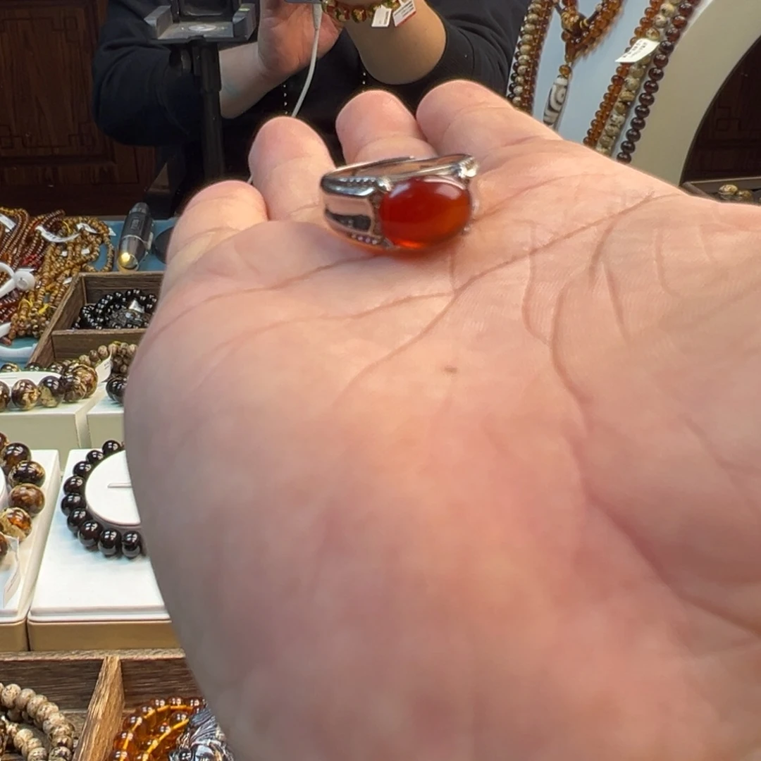 柚***米琥珀未镶嵌戒指血珀马鞍戒指一枚