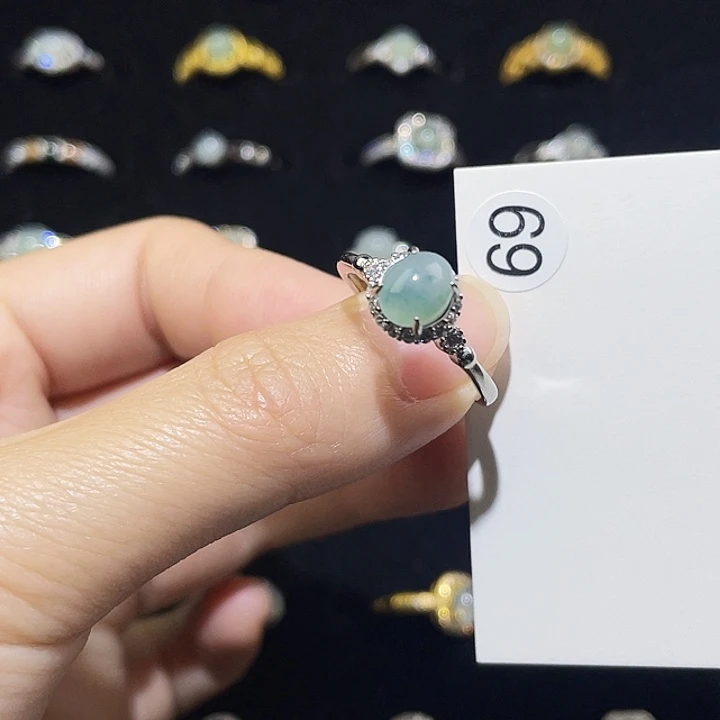 翡翠未镶嵌颈饰戒指