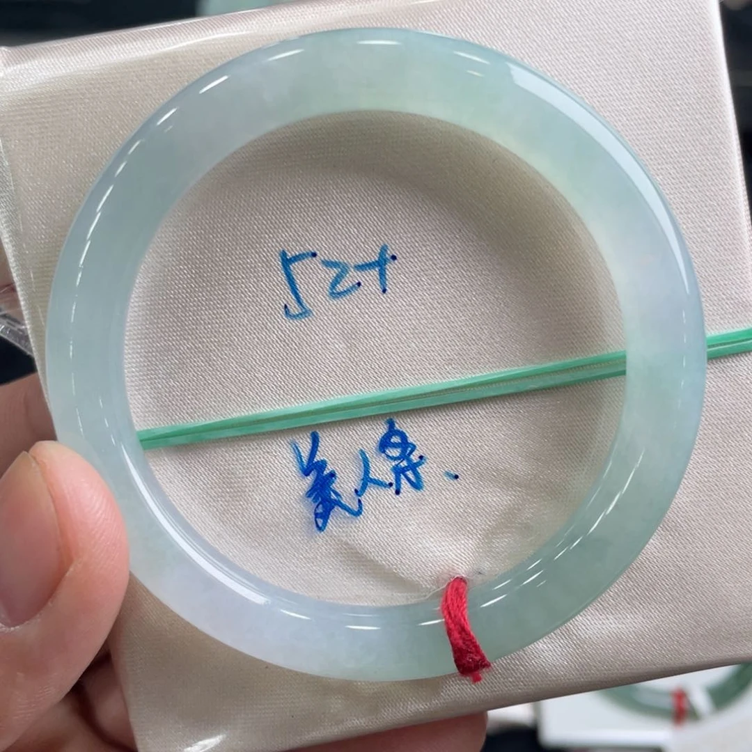 翡翠手镯未镶嵌翡翠手镯