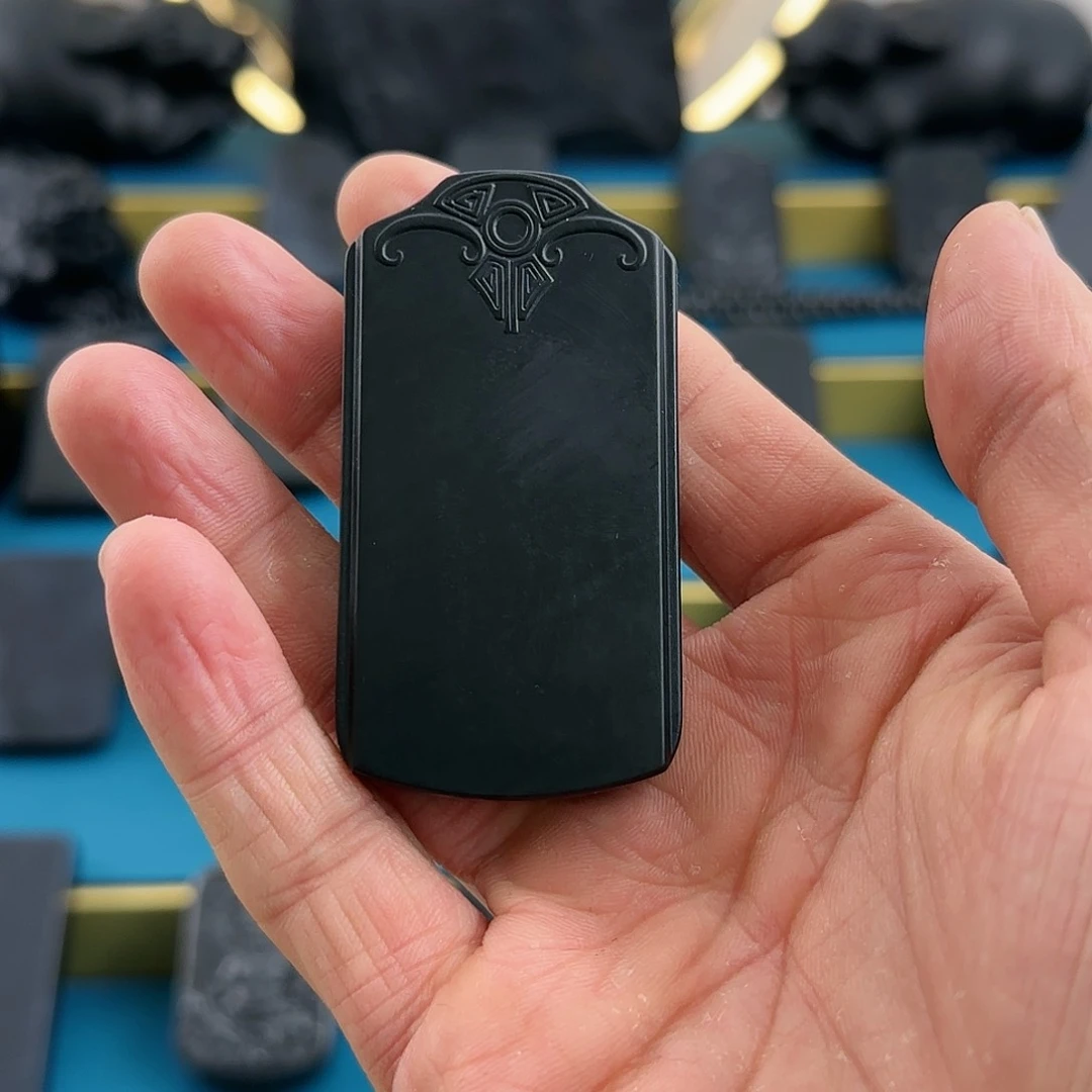 和田玉（墨玉）仿古无事牌未镶嵌猪*鬛