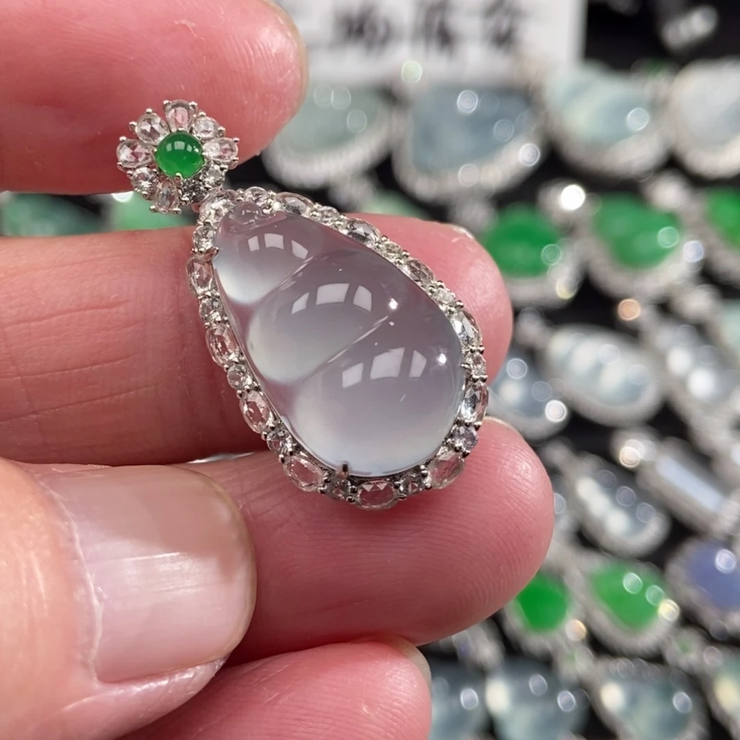 颈饰18K金镶嵌翡翠豆子