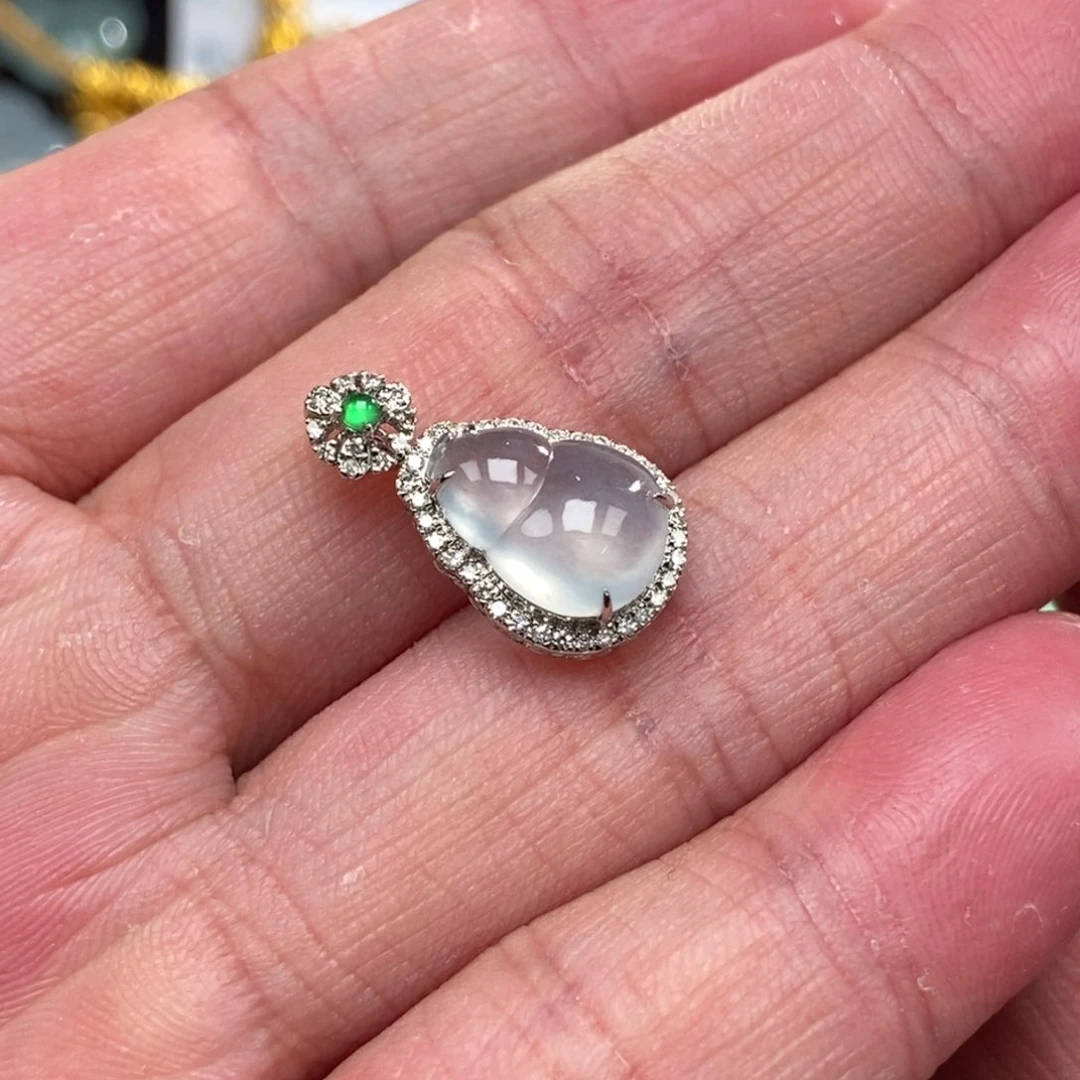 颈饰18K金镶嵌翡翠葫芦