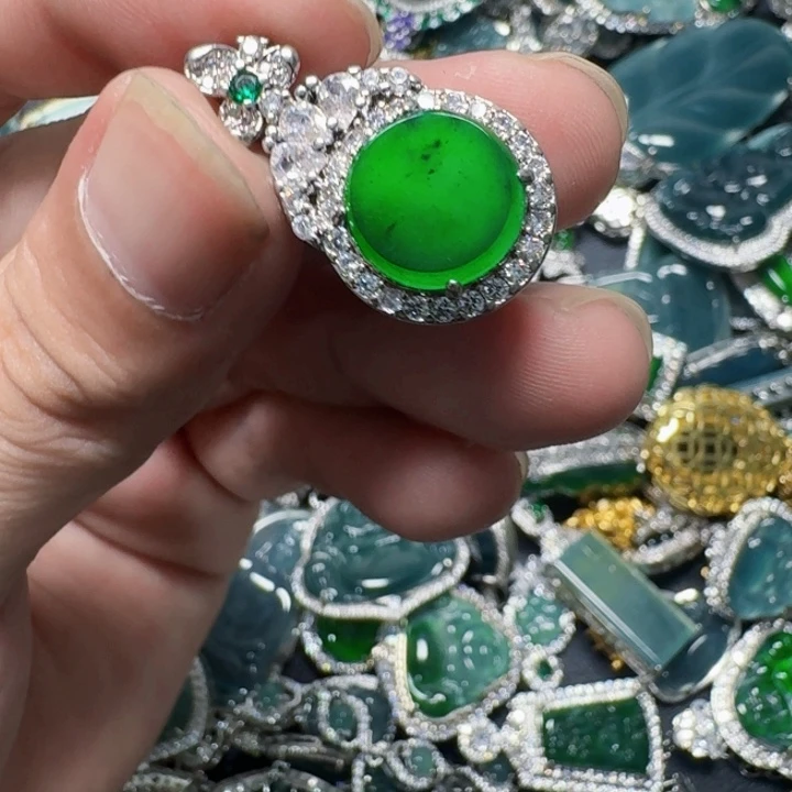 翡翠未镶嵌颈饰天然A货翡翠放漏