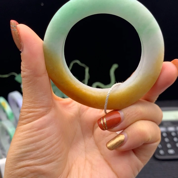 定制翡翠未镶嵌翡翠手镯