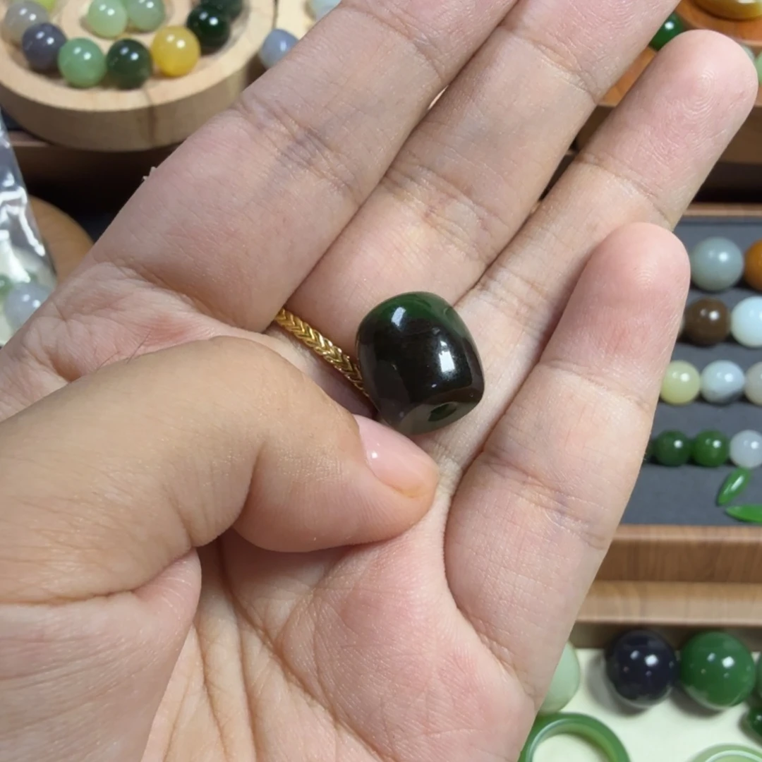 ****好和田玉未镶嵌颈饰桶珠