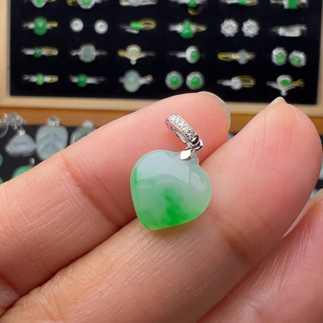 翡翠18K金镶嵌颈饰貔貅