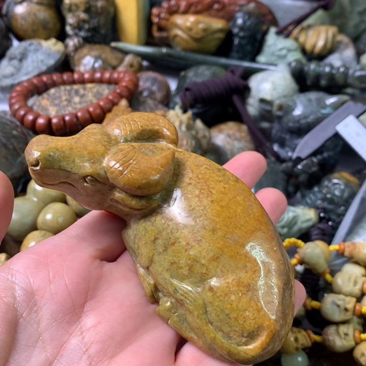 未镶嵌岫岩河磨玉（透闪石质玉）挂件