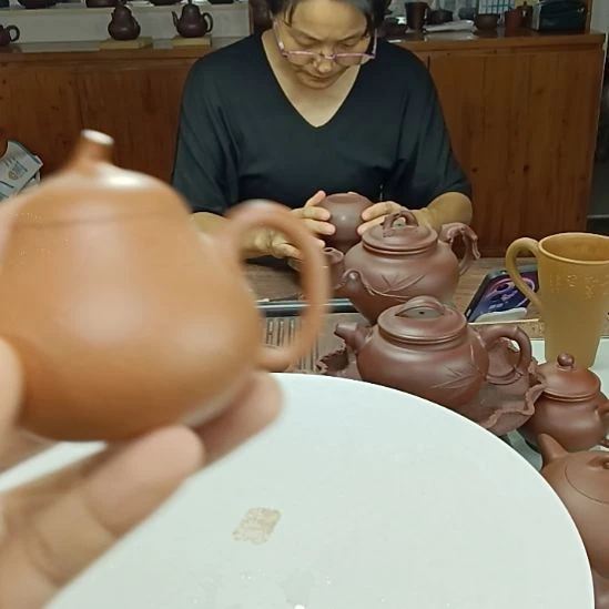 茵***茵紫砂茶壶工作人员