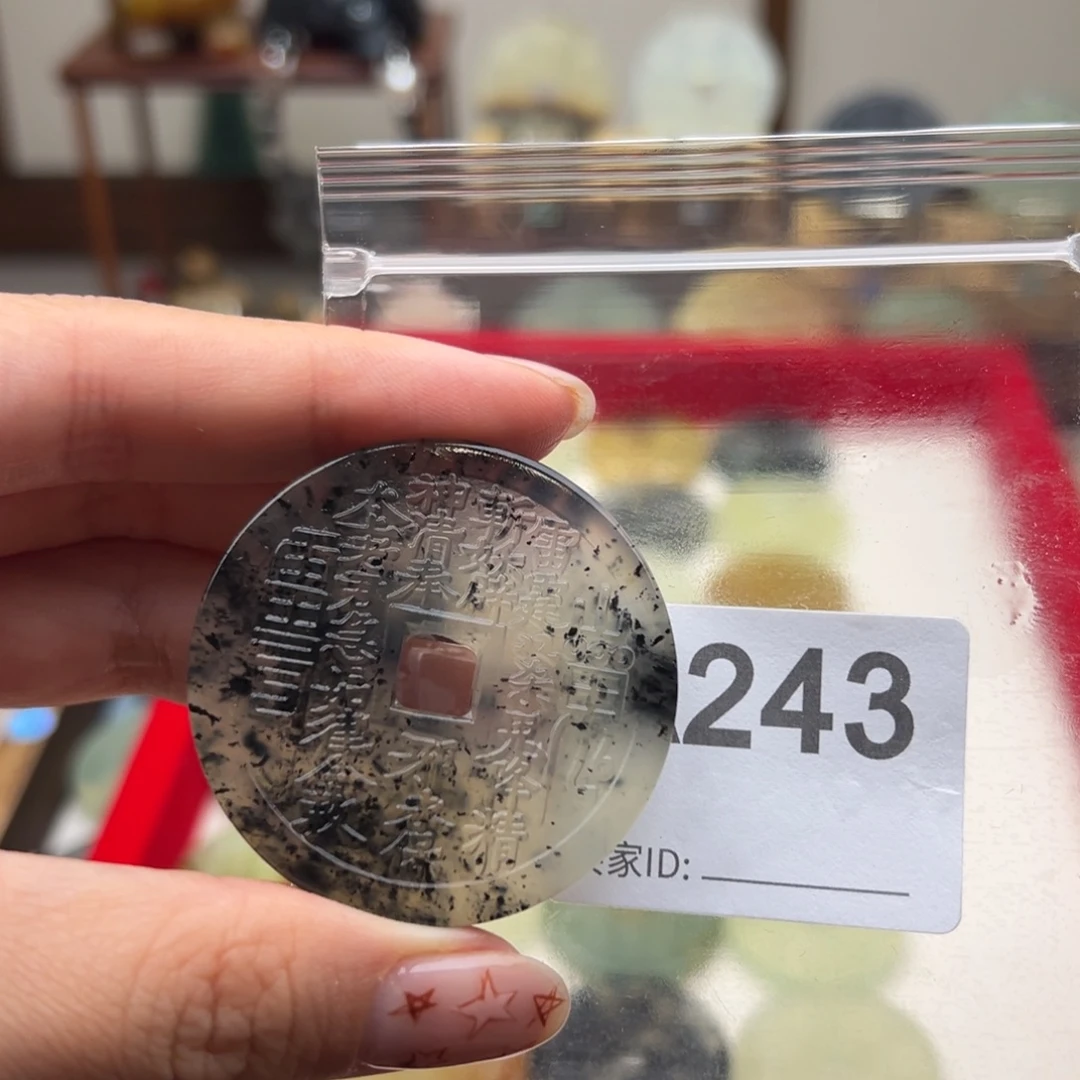 虞***祈未镶嵌蛇纹石玉颈饰