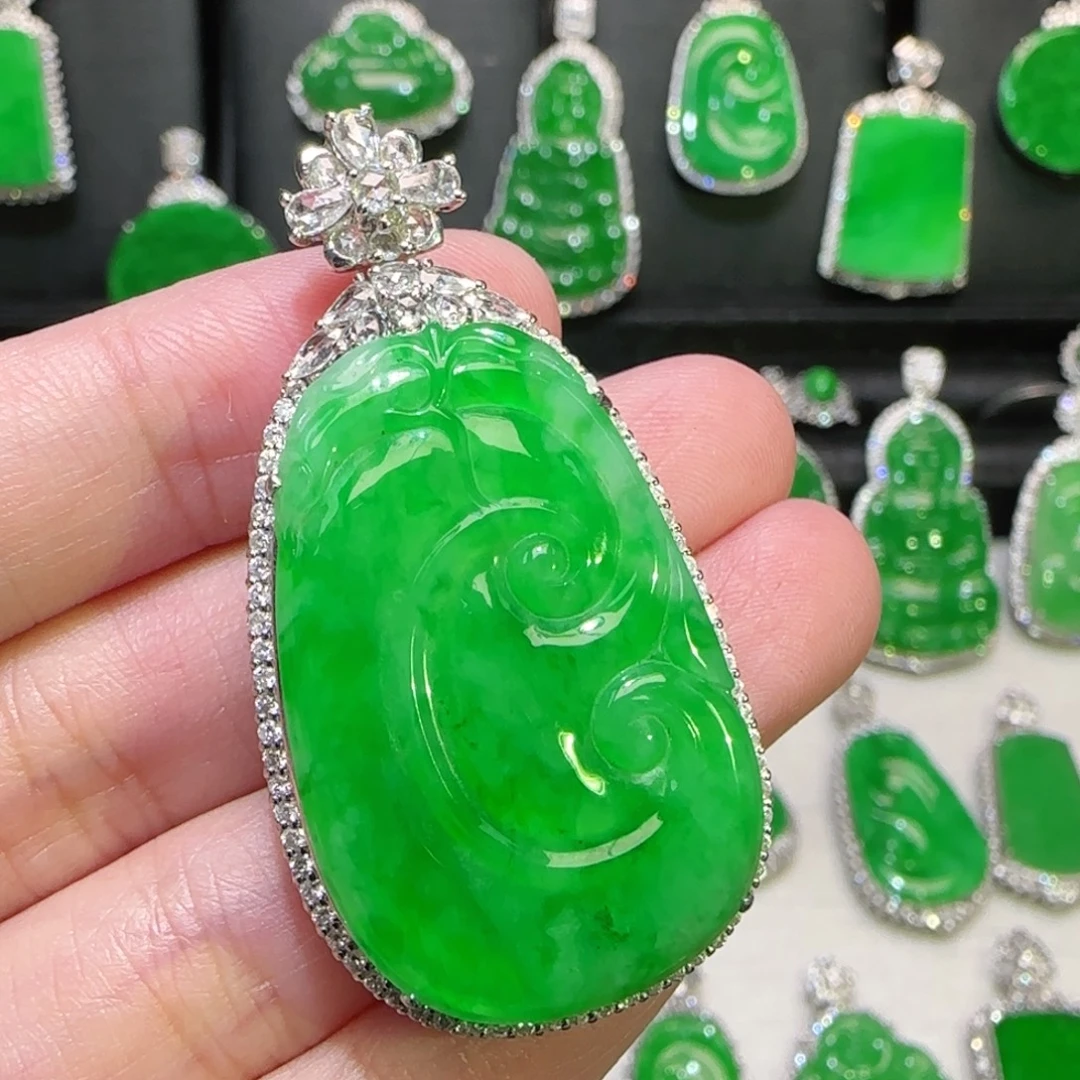 翡翠18K金镶嵌颈饰