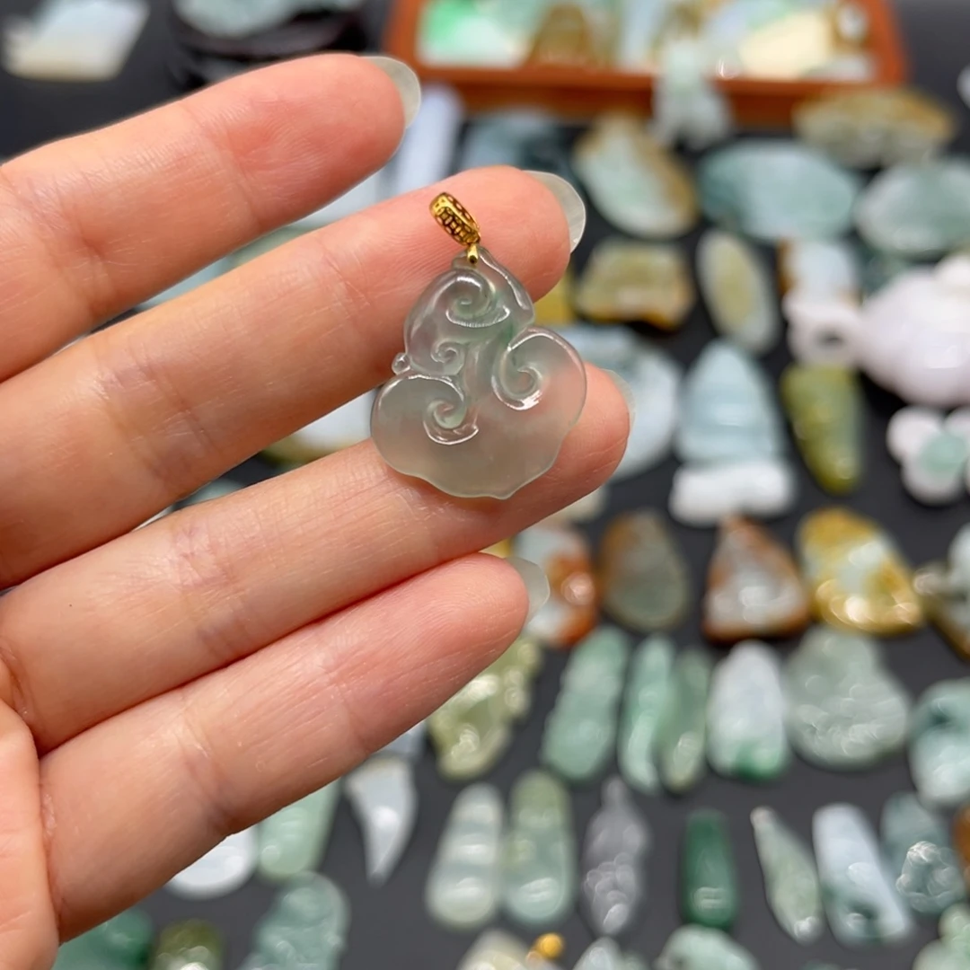 德***兰翡翠未镶嵌颈饰如意