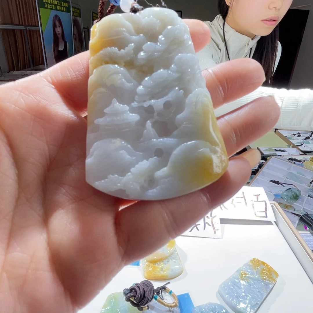 翡翠未镶嵌颈饰一个