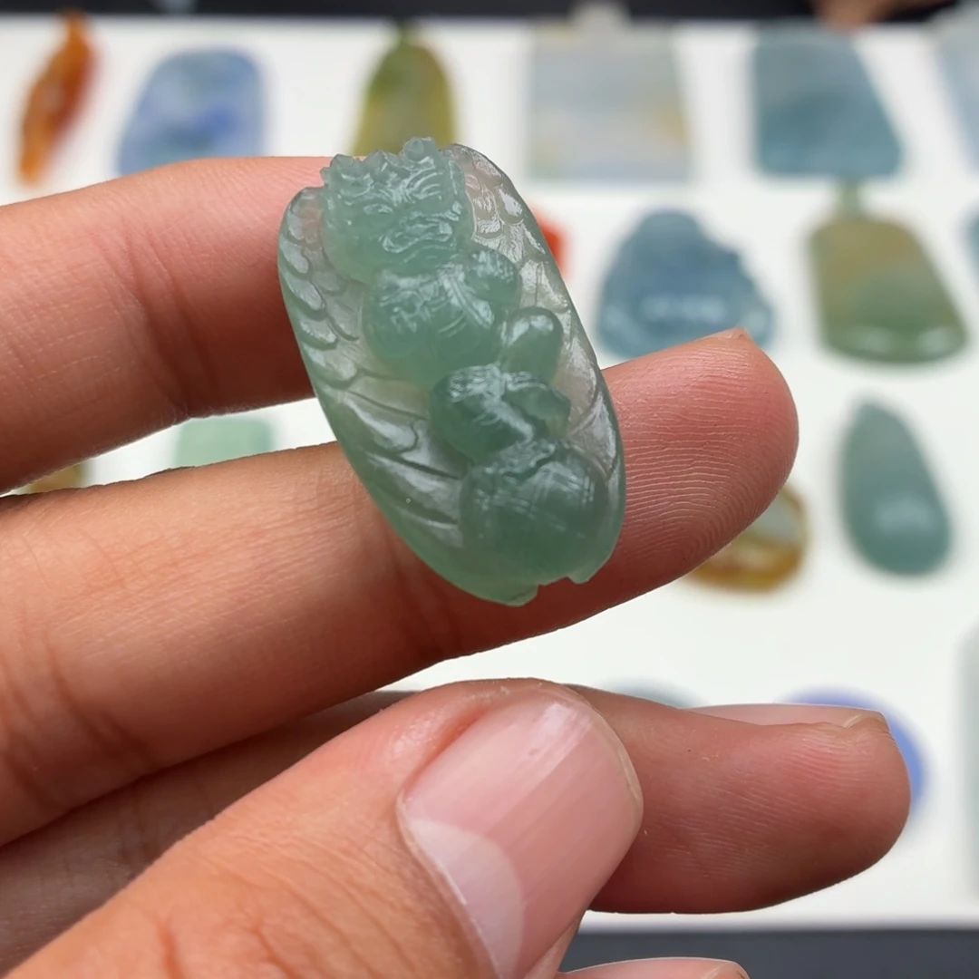 定制翡翠未镶嵌飞龙